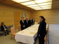与党から安倍総理へ東日本大震災復興加速化のための第6次提言を提出 官邸にて 8月24日